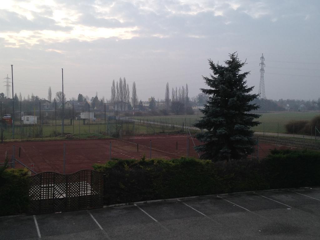 Pension Tennisweber Schwechat Exterior foto