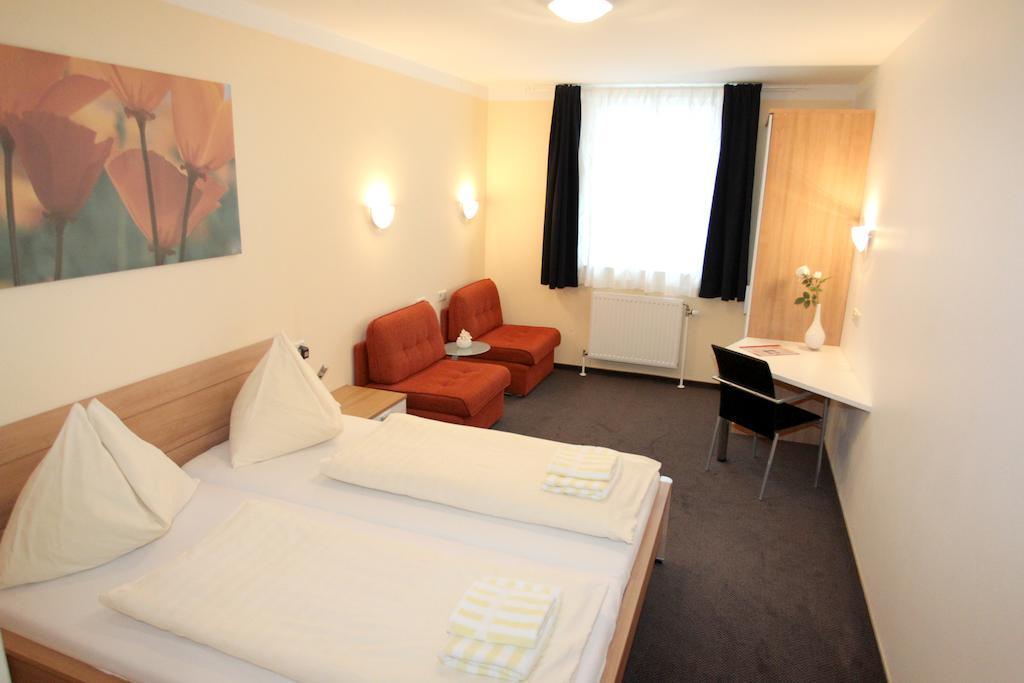 Pension Tennisweber Schwechat Cameră foto